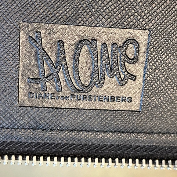 New DIANE von Furstenberg computer laptop holder Zip case - Picture 3 of 3